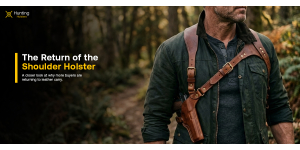Hombre que lleva una funda de cuero marrón en un ambiente al aire libre para un blog sobre el regreso de las fundas y los bolsos de cuero.
