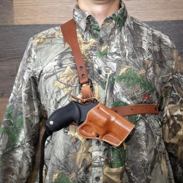 Funda de pecho de cuero marrón para revólveres