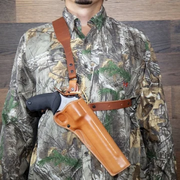 Funda de pecho de cuero marrón para armas cortas de armazón grande