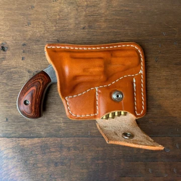 Funda de bolsillo de cuero marrón con bolsillo para munición