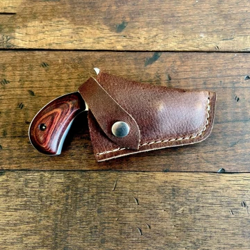 Funda de bolsillo de cuero marrón para revólver con cierre a presión