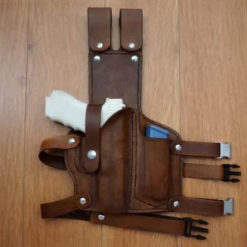Funda táctica de pernera de cuero marrón con portacargador