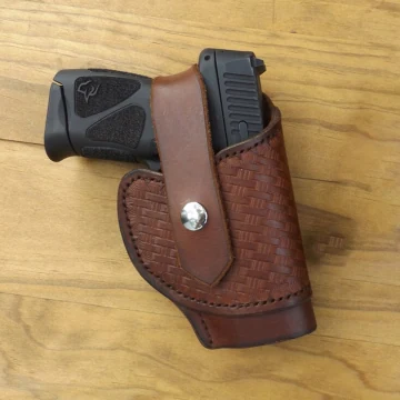Funda de cuero marrón labrado con cierre de pulgar