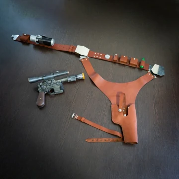 Conjunto de cinturón y funda de cuero marrón