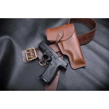 Funda de cinturón de cuero marrón con solapa