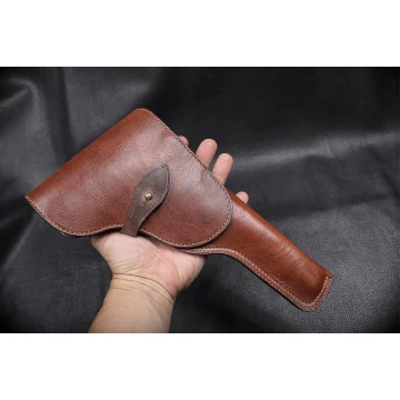 Funda de caza de cuero marrón con solapa