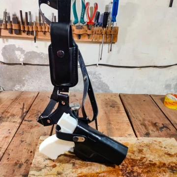 Funda de pecho de cuero Alaskan con correa de seguridad