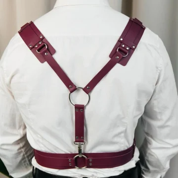 Arnés en Y de cuero burdeos con correas de hebilla