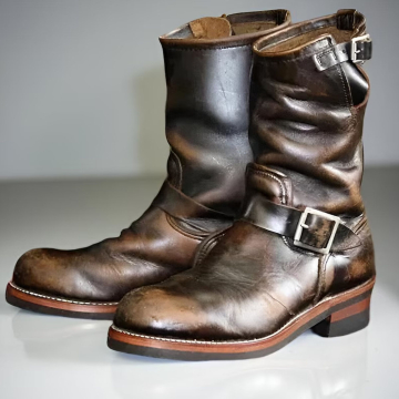 Botas de motorista artesanales de cuero negro y marrón