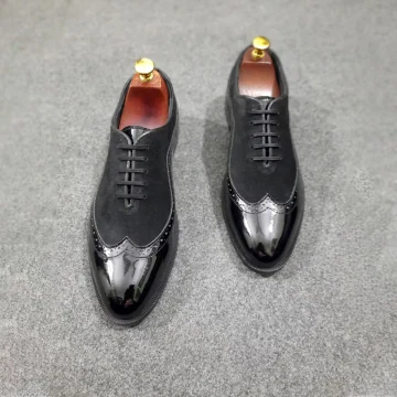 Zapatos Oxford negros de cuero de plena flor