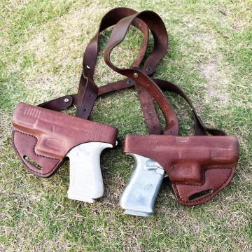 Funda doble de hombro horizontal de cuero marrón con boca abierta, convertible a OWB