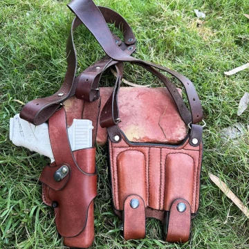 Funda de hombro vertical de cuero marrón con portacargador doble y cierre de pulgar