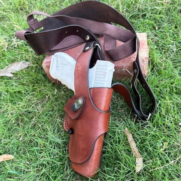 Funda de hombro vertical de cuero marrón con cierre de pulgar y montura Roto