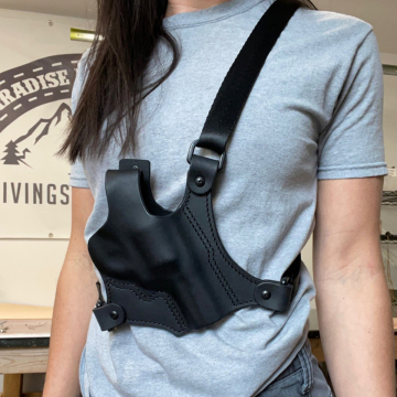 Funda de pecho de cuero negro para revólver con retención por cierre de pulgar