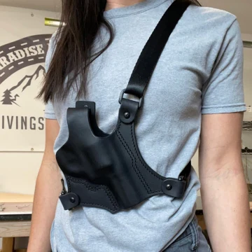 Funda de pecho de cuero negro para revólver con retención por cierre de pulgar