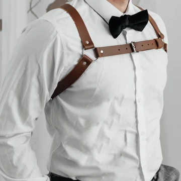 Arnés de pecho de cuero marrón para hombre
