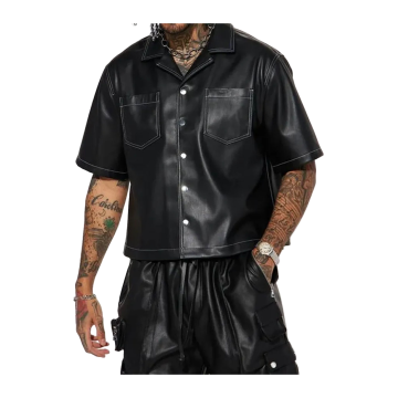 Camisa de polipiel negra con bolsillo para hombre