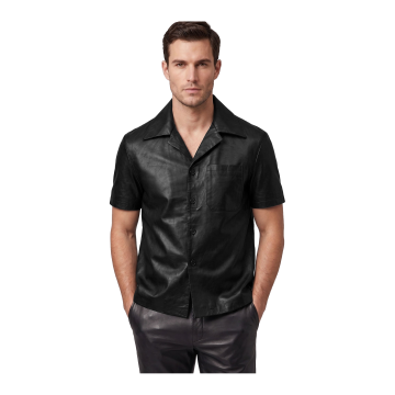 Camisa de cuero negro de manga corta con cuello abierto para hombre