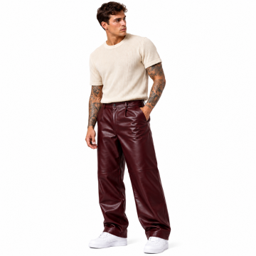 Pantalón de cuero burdeos de corte holgado y pernera ancha para hombre