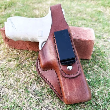 Funda interior IWB de cuero marrón con clip de acero y cierre de pulgar reforzado