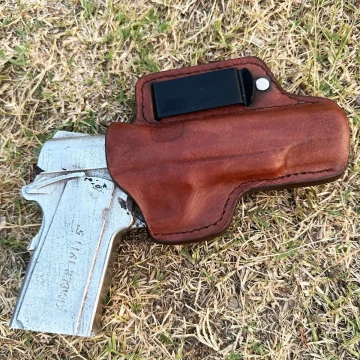 Funda interior IWB de cuero marrón con portacargador