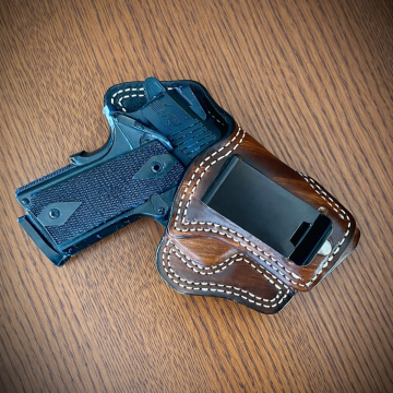 Funda interior IWB de cuero color nogal con inclinación de 10 grados