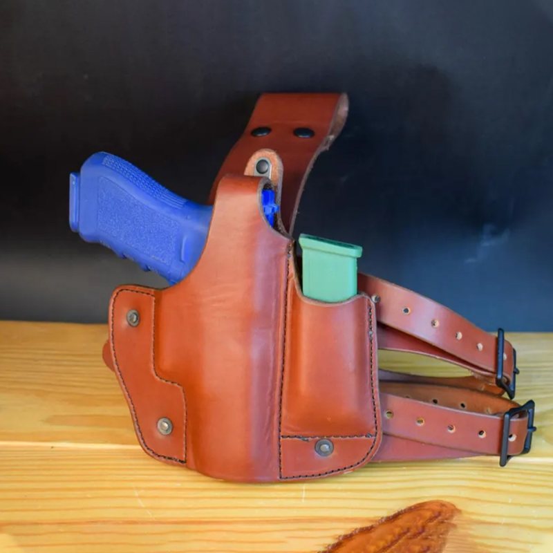 Funda de pernera de cuero marrón con portacargador integrado - Vista 3