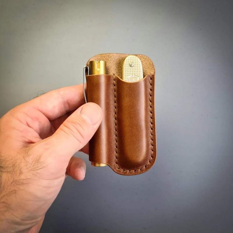 Artículo EDC de cuero para cuchillo y linterna - Vista 1