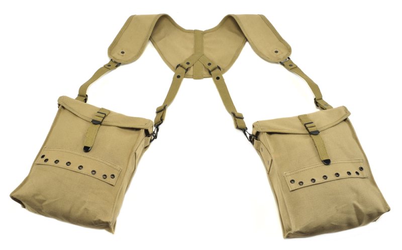 Conjunto de tirantes y bolsas de sanitario de combate de la Segunda Guerra Mundial - Vista 2