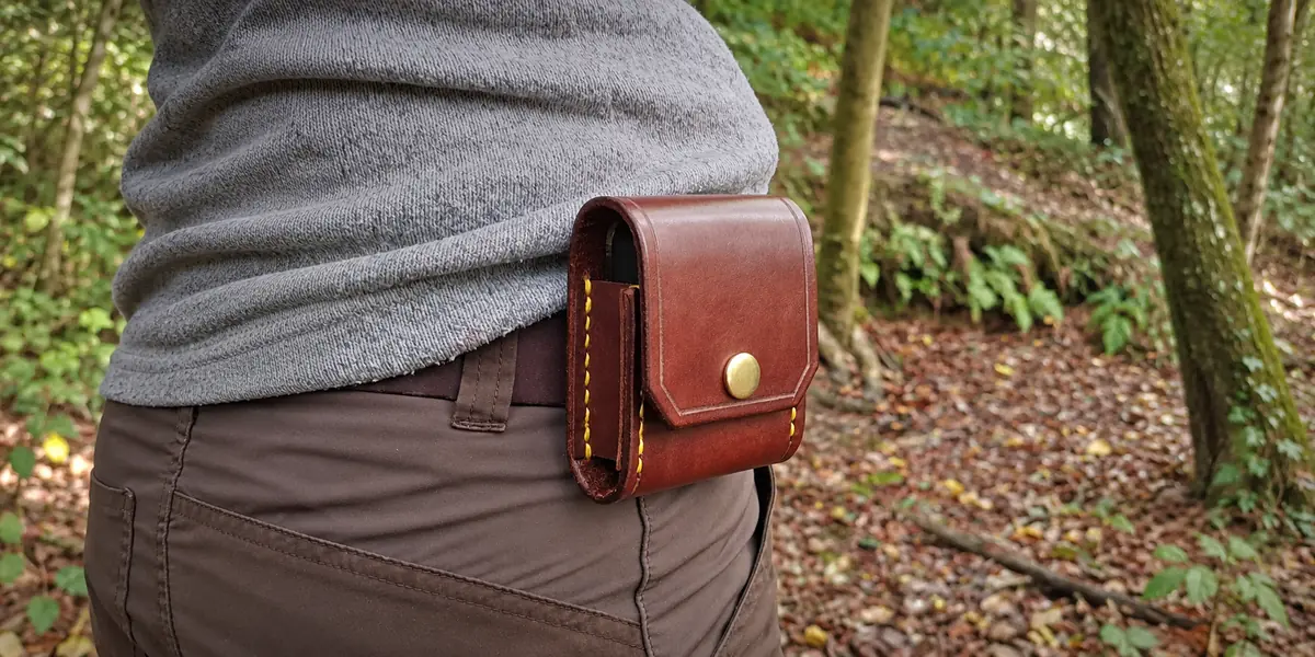 Funda para brújula colocada en un cinturón