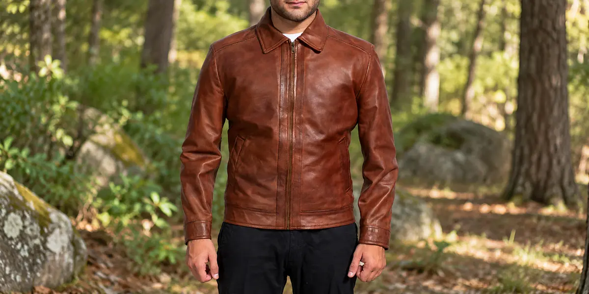 Modelo con chaqueta de cuero marrón Inferno